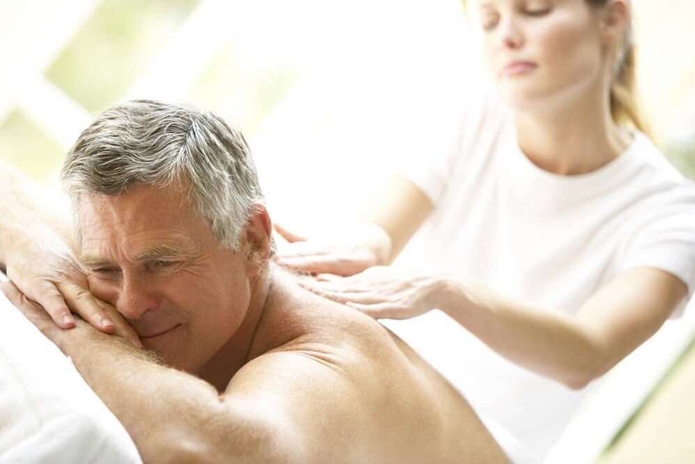 A massagem nas costas melhora o bem-estar e aumenta a potência do homem
